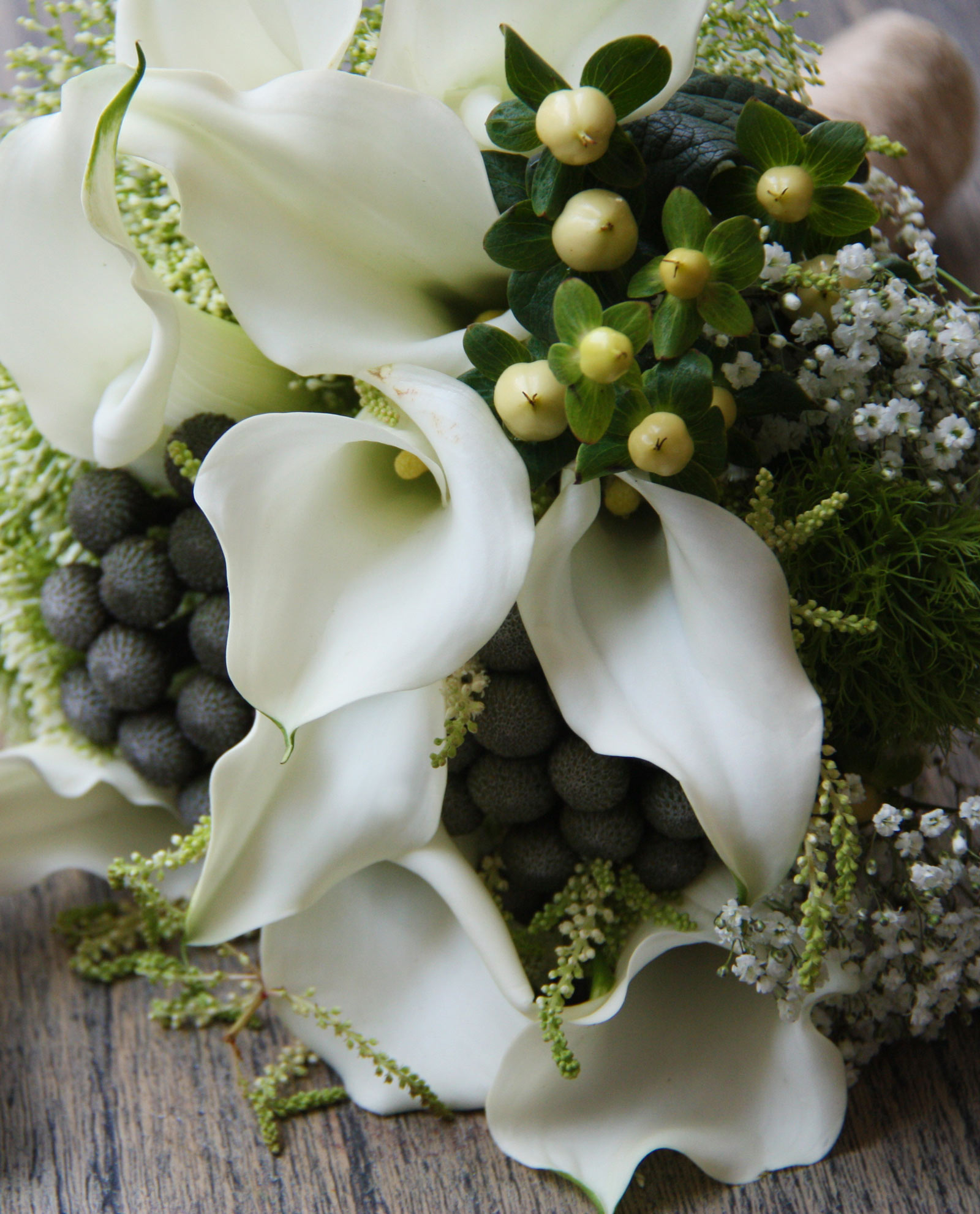 Ramo de novia de mini calas blancas - Salón des Fleurs.