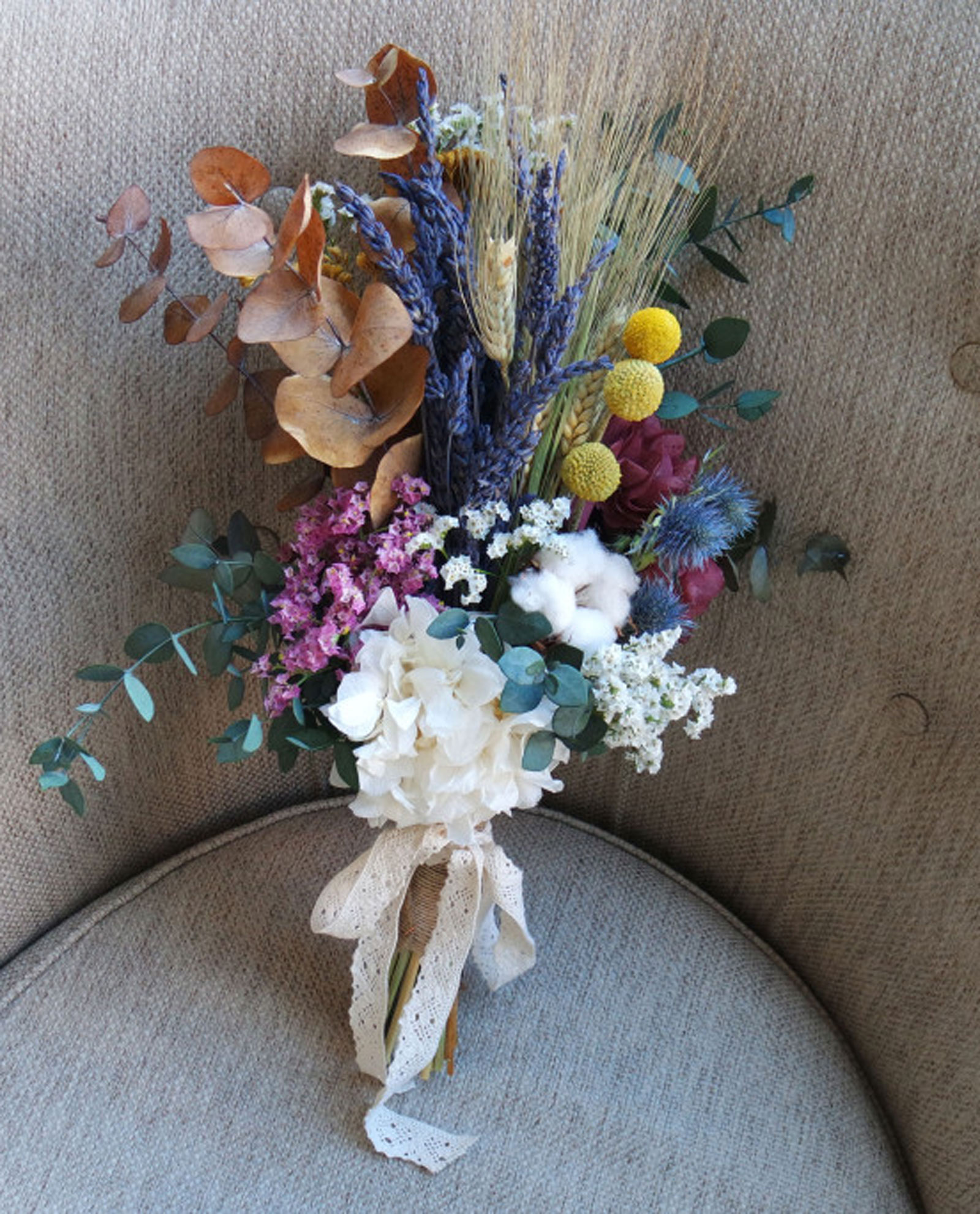 Ramo de novia campestre con hortensia preservada, eucalipto y algodón -  Salón des Fleurs
