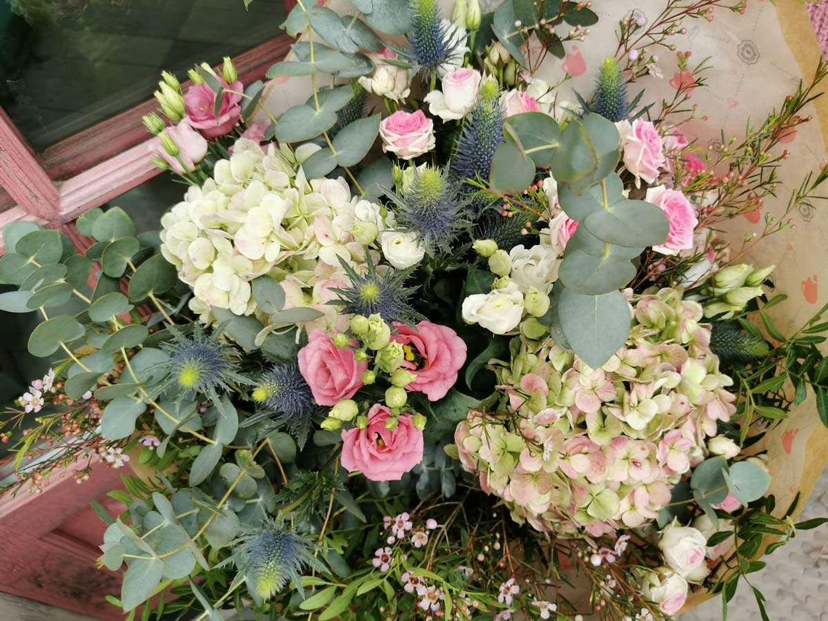 Ramo de flores preservadas con hortensia, eucalipto