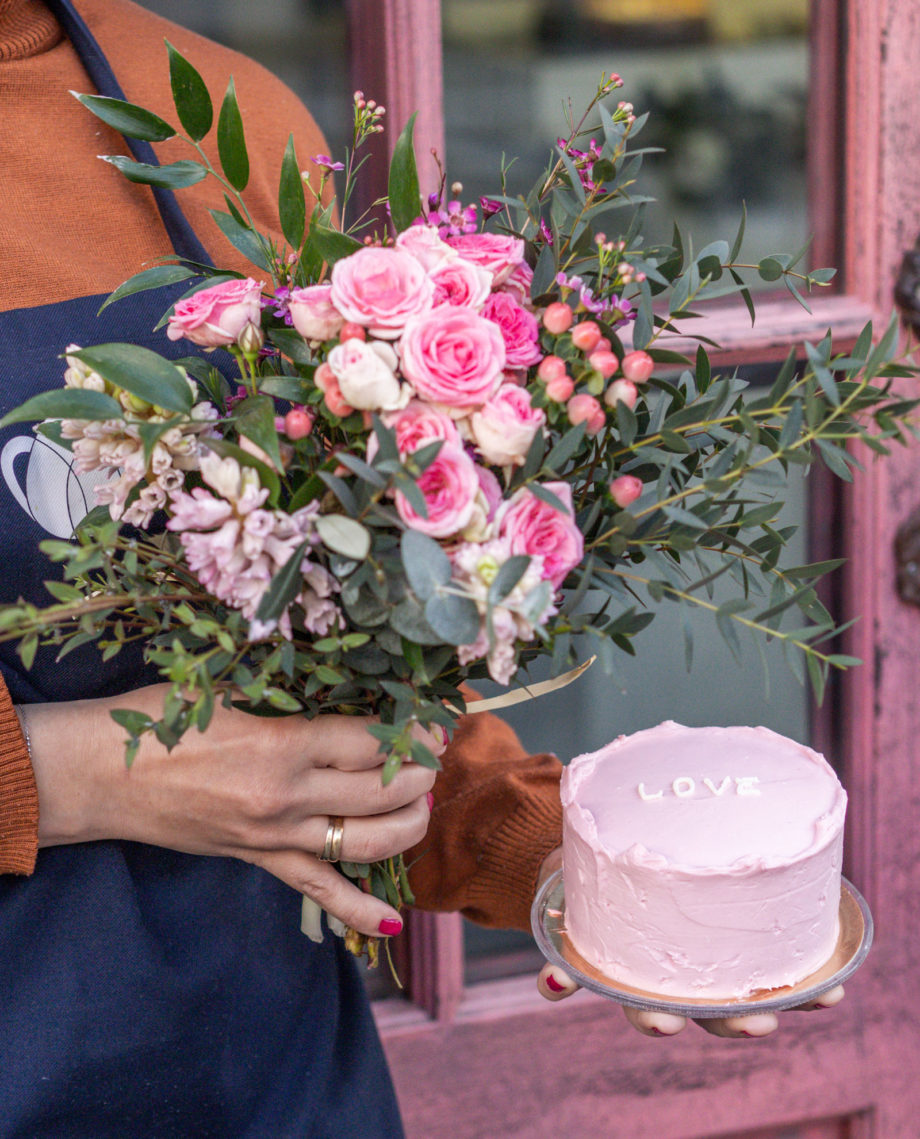 Mini tarta Pink Love con ramo de flores San Valentín Salón des Fleurs