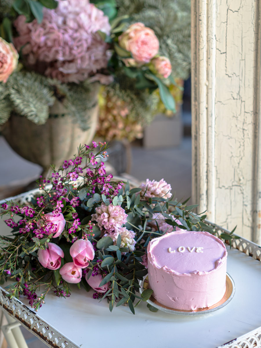 Mini tarta Pink Love con ramo de flores San Valentín Salón des Fleurs
