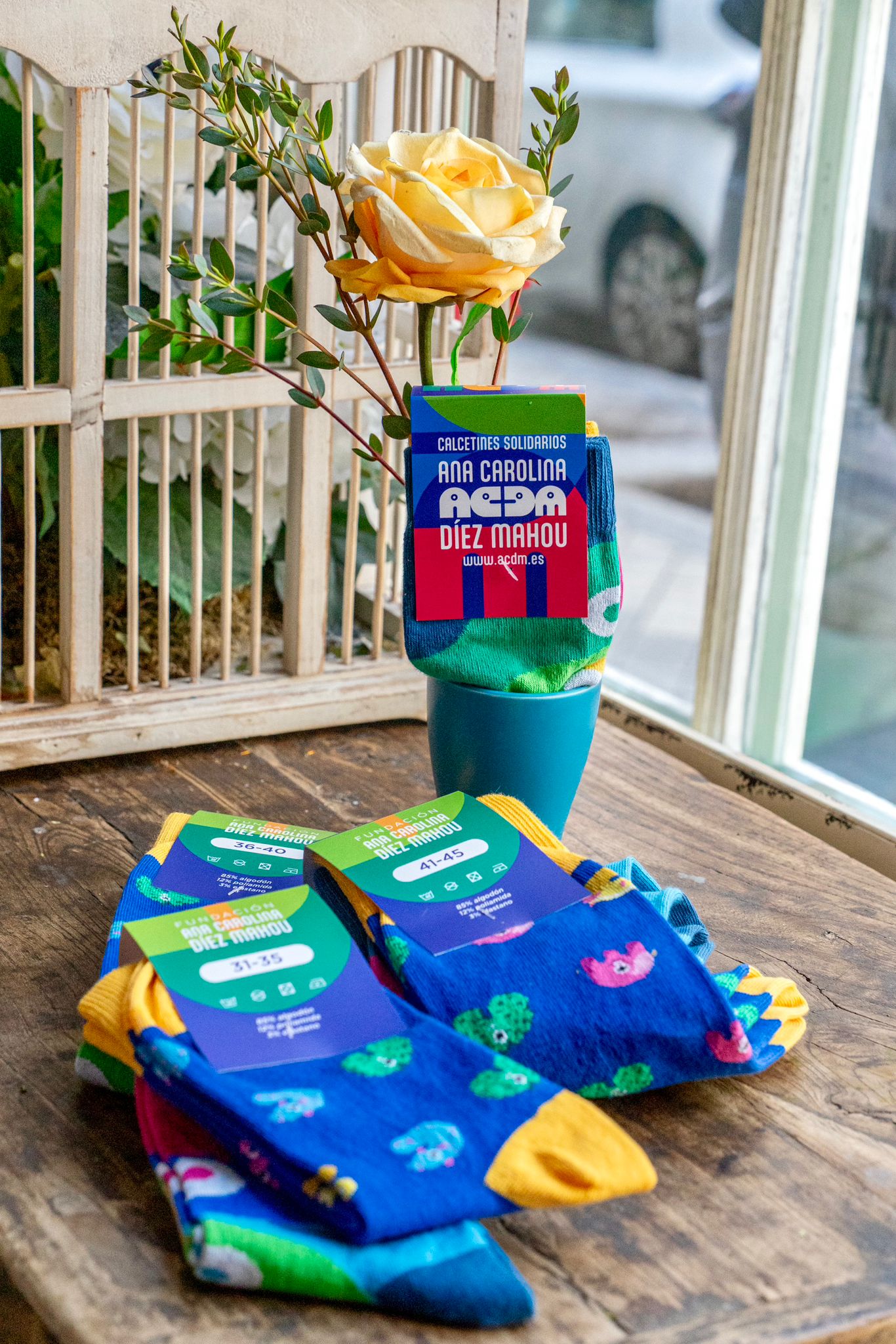 Rosa y duo de calcetines Fundación ACDM